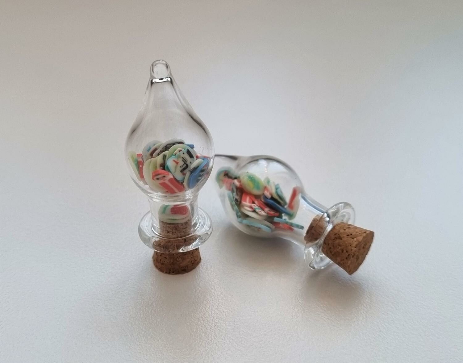2 st små glasflaskor, flaskor med kork miniatyrer glasburkar