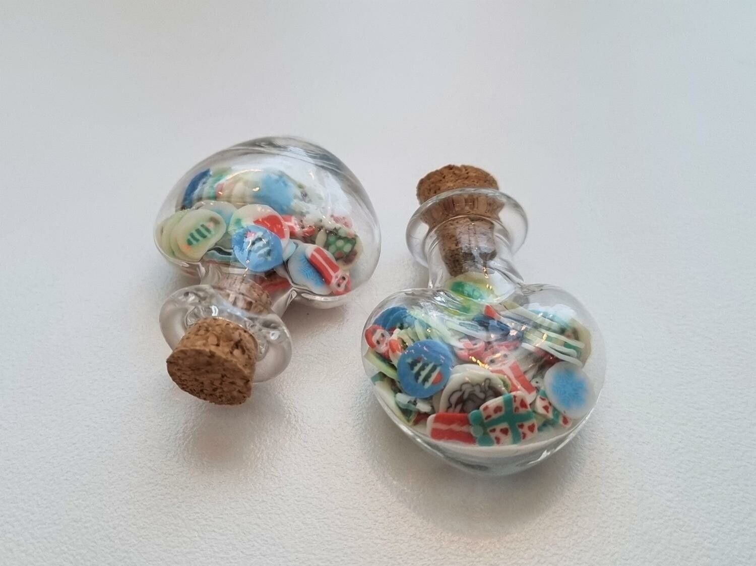2 st små glasflaskor, flaskor med kork miniatyrer glasburkar