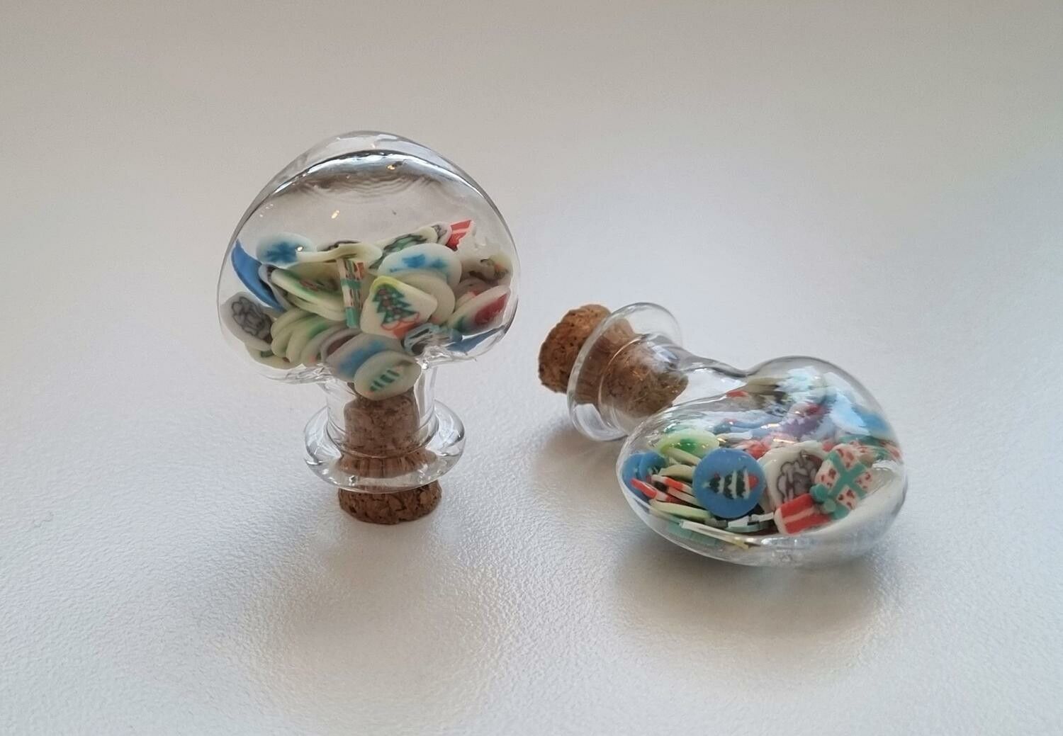 2 st små glasflaskor, flaskor med kork miniatyrer glasburkar