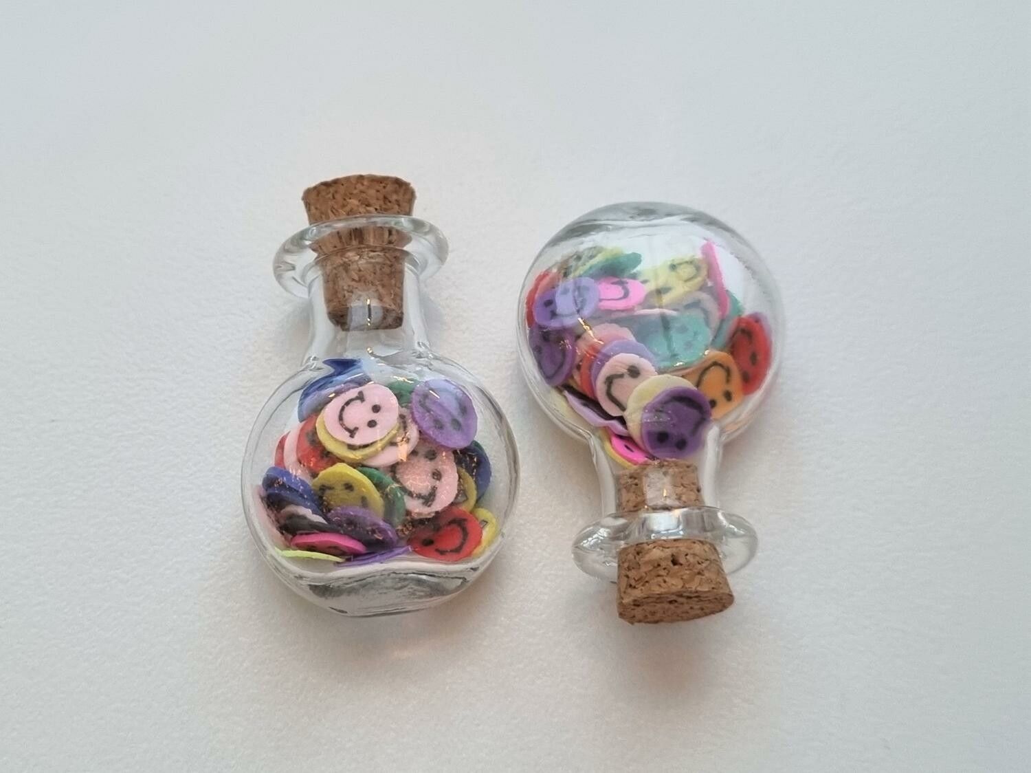 2 st små glasflaskor, flaskor med kork miniatyrer glasburkar
