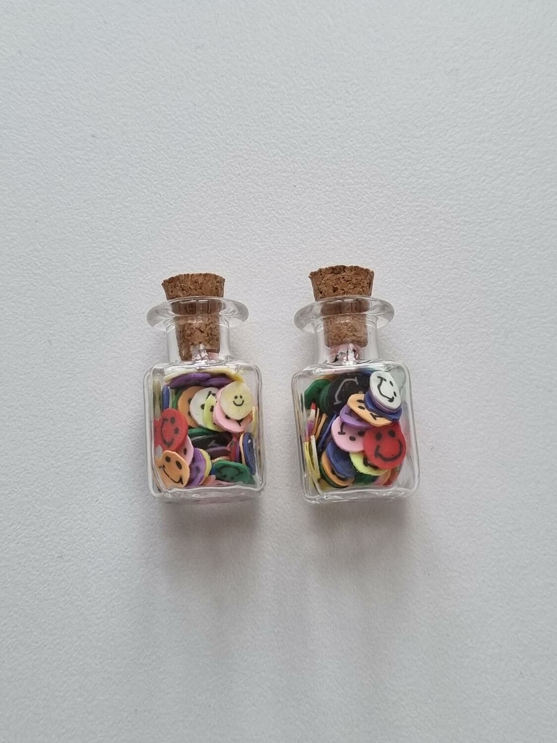 2 st små glasflaskor, flaskor med kork miniatyrer glasburkar