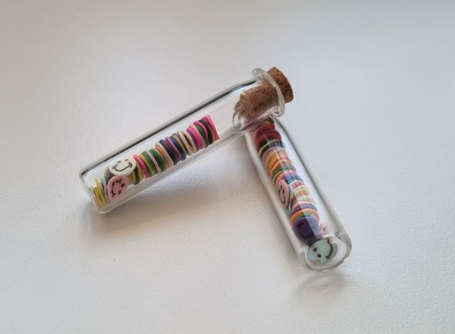 2 st små glasflaskor, flaskor med kork miniatyrer glasburkar