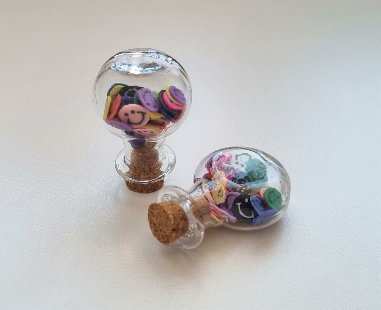 2 st små glasflaskor, flaskor med kork miniatyrer glasburkar