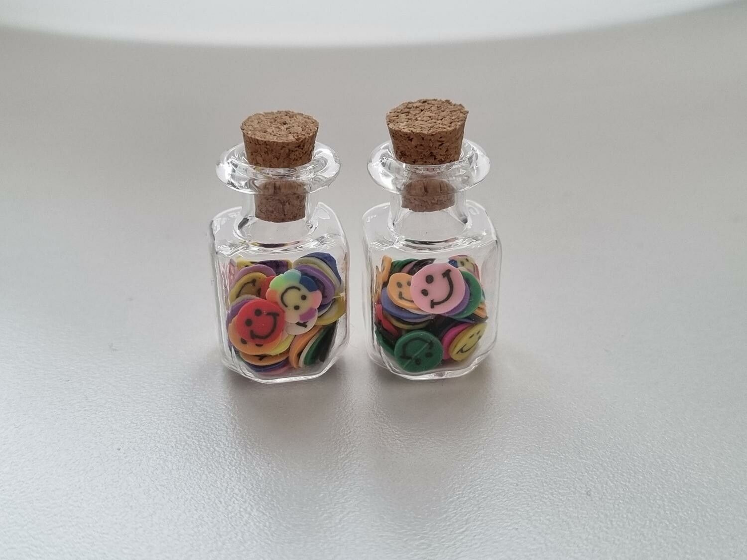 2 st små glasflaskor, flaskor med kork miniatyrer glasburkar