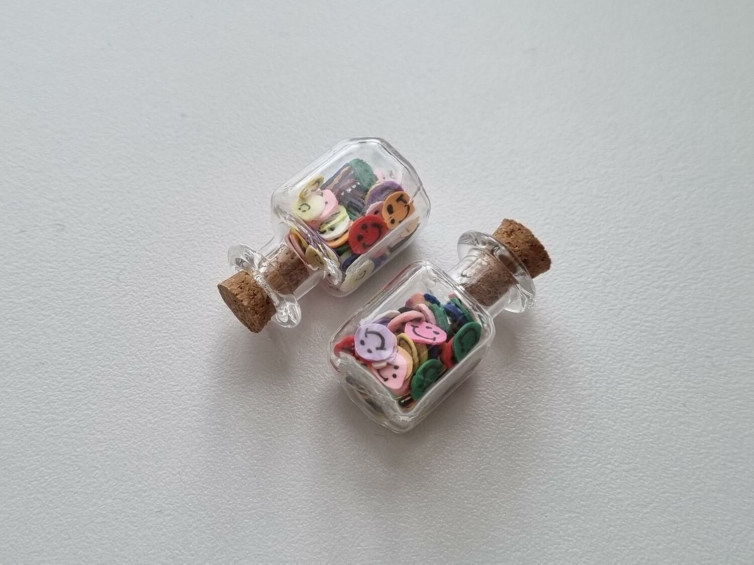 2 st små glasflaskor, flaskor med kork miniatyrer glasburkar