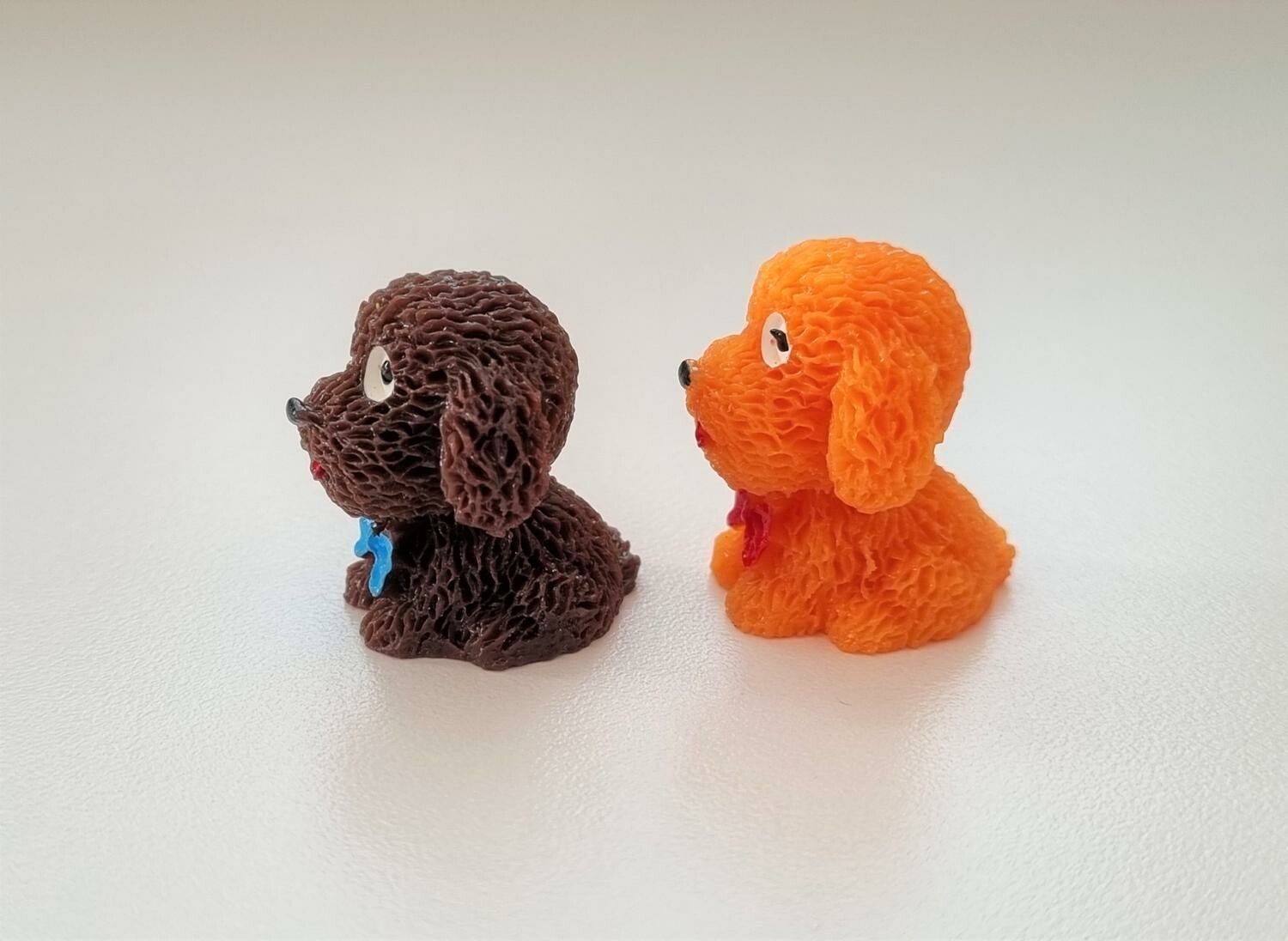 Handmålade hundar. Miniatyrer / figuriner för dockskåpet, tittskåp mm
