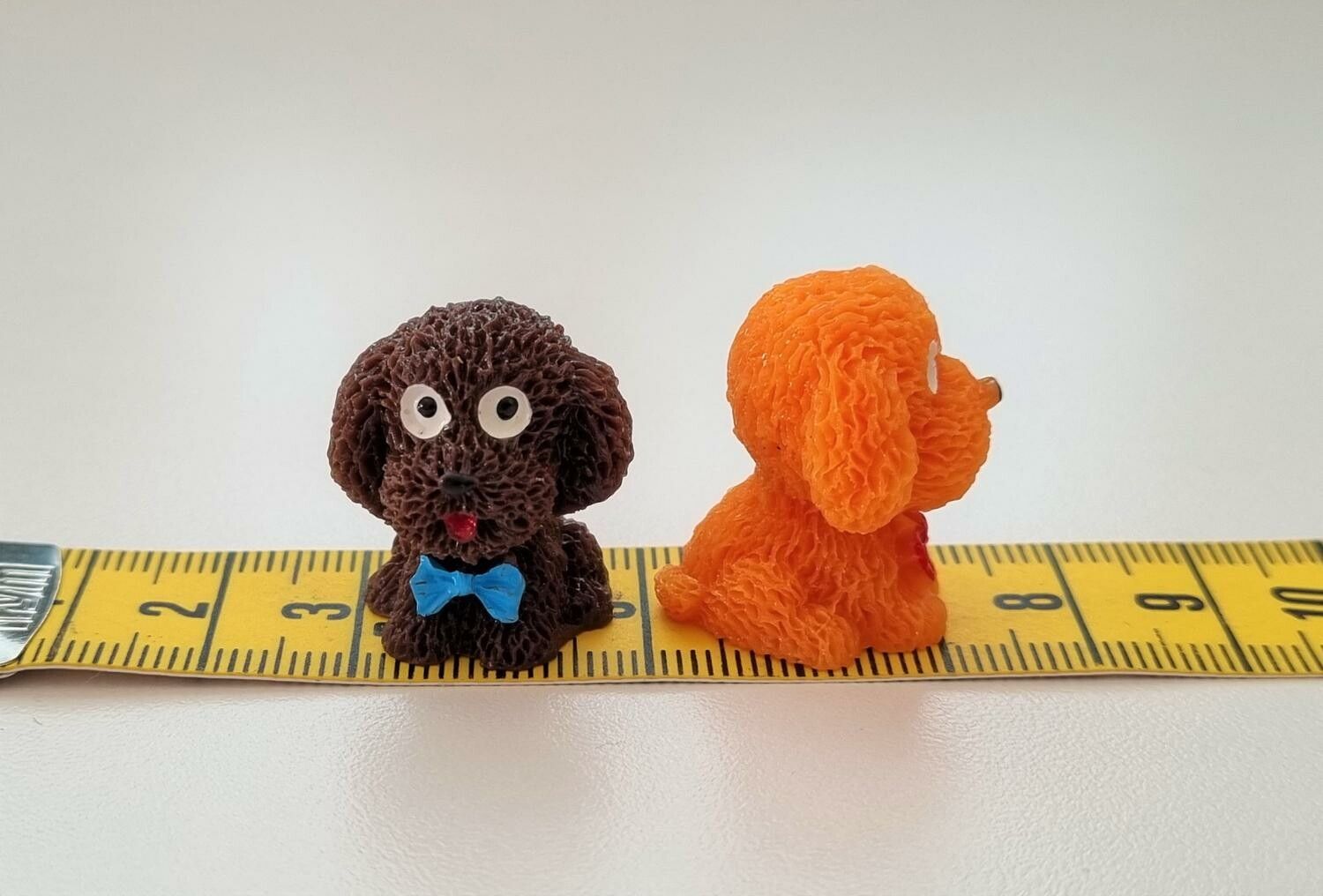 Handmålade hundar. Miniatyrer / figuriner för dockskåpet, tittskåp mm