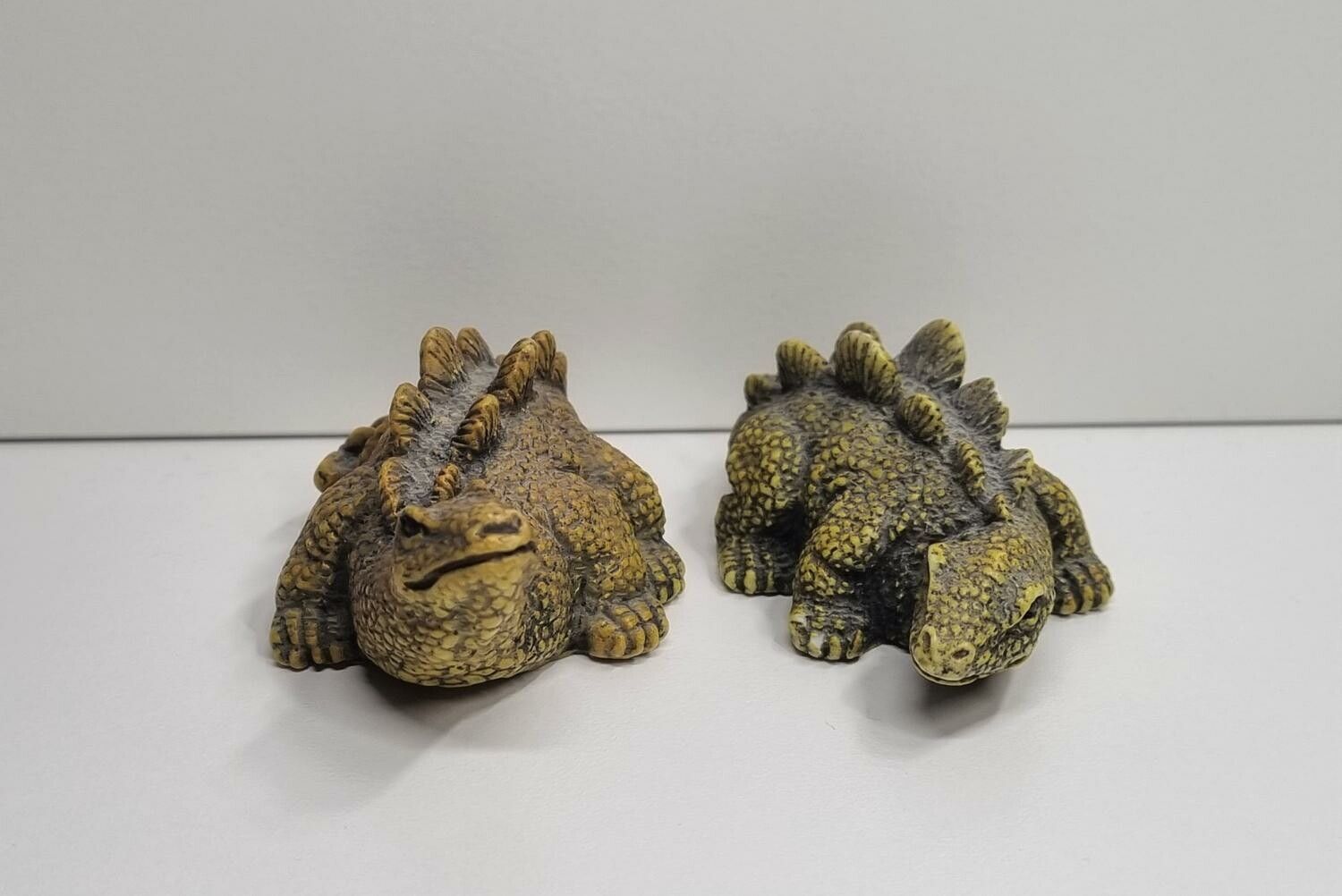 2 st dinosaurer / reptiler - Prydnadsföremål