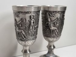 2 st detaljrika glas / dryckeskärl / bägare i tenn.