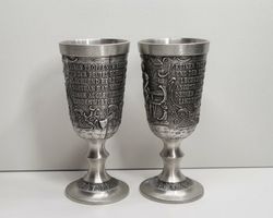 2 st detaljrika glas / dryckeskärl / bägare i tenn.