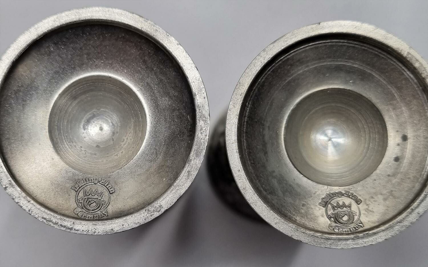 2 st detaljrika glas / dryckeskärl / bägare i tenn.