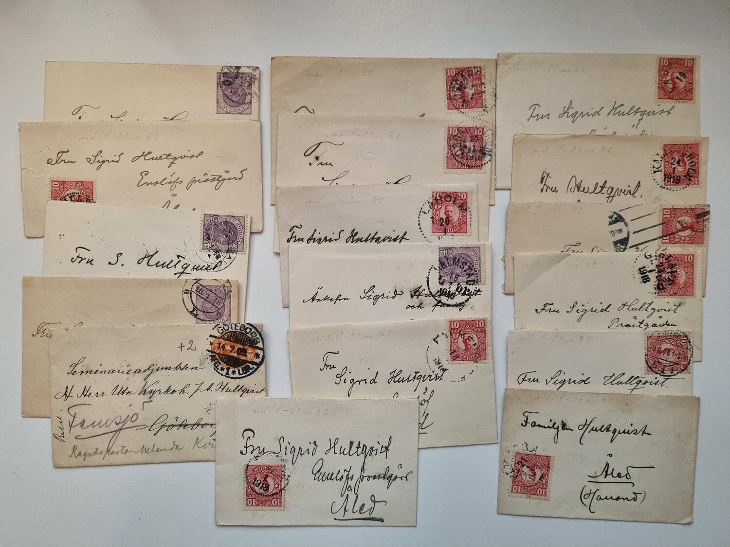 17 st äldre små kuvert med svenska frimärken, år 1909 och framåt