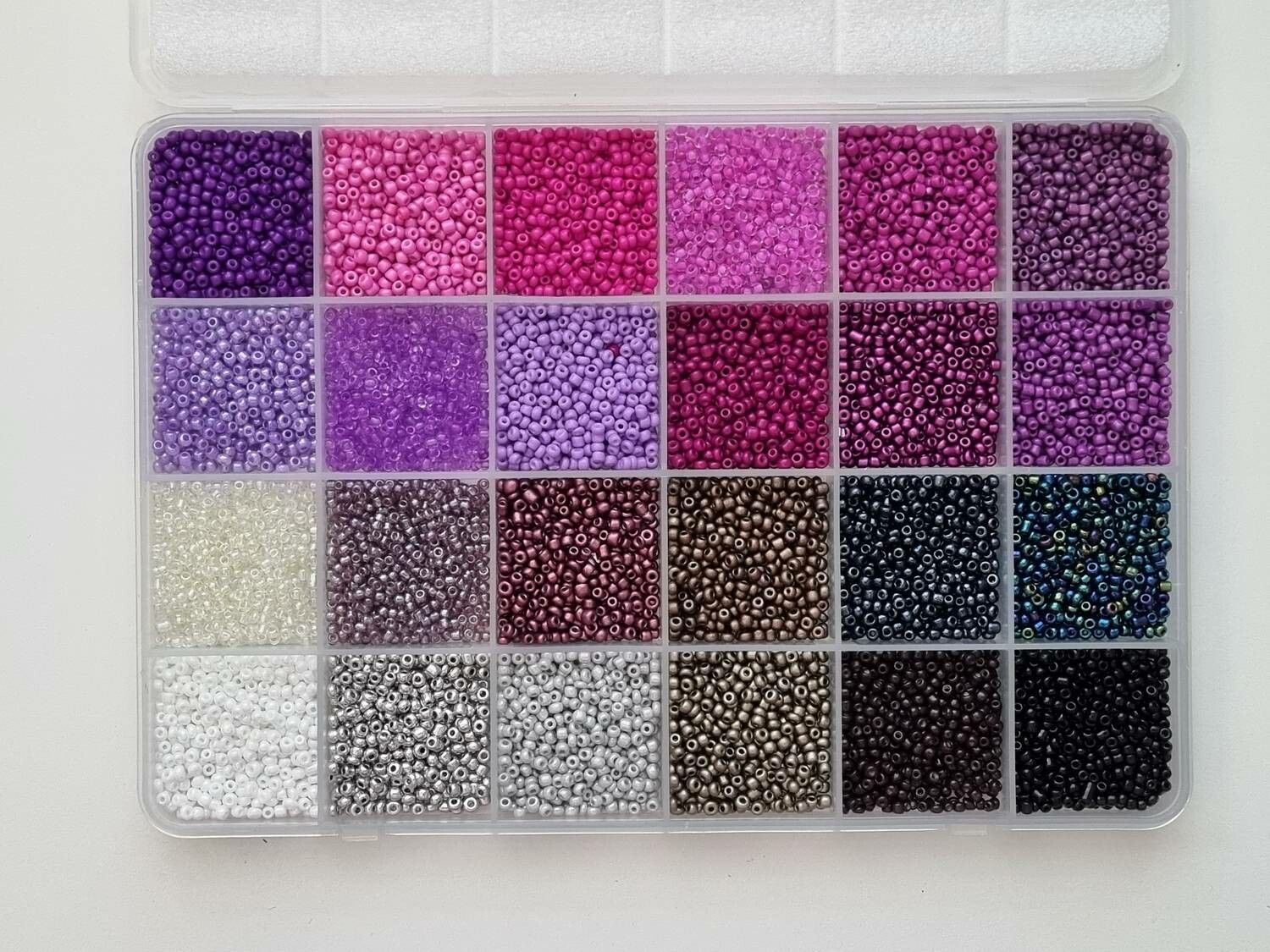 Ca 10.000 små pärlor, fröpärlor, glaspärlor (2 mm)