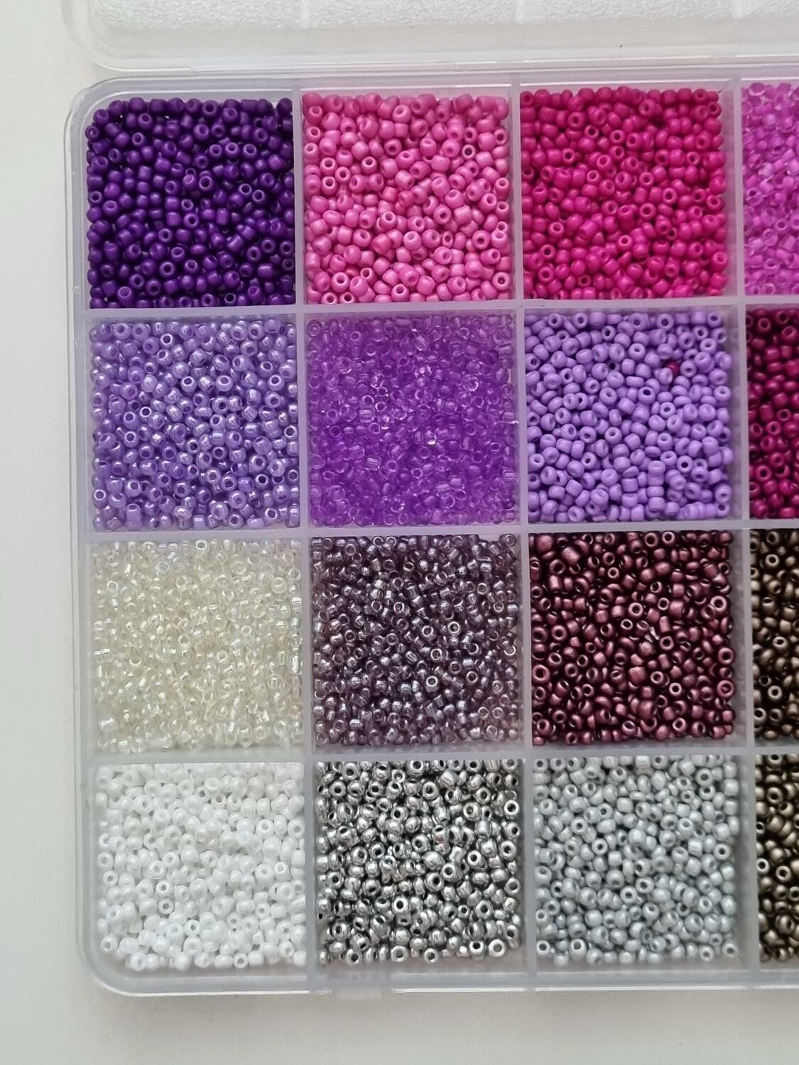 Ca 10.000 små pärlor, fröpärlor, glaspärlor (2 mm)