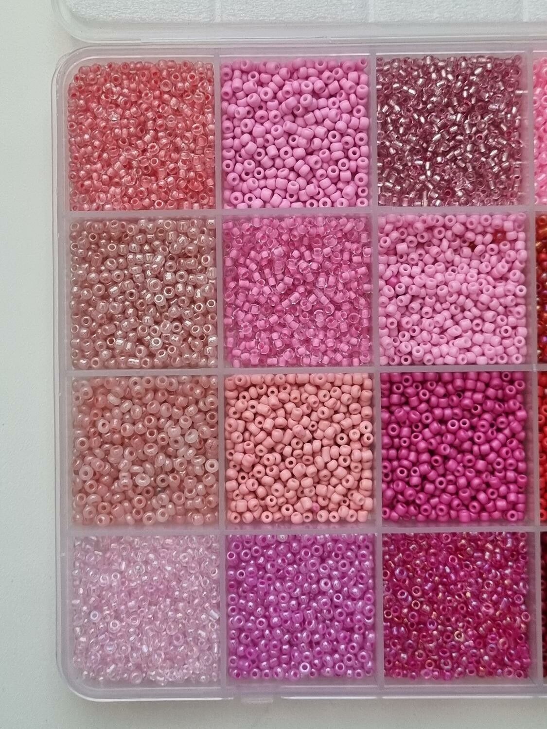 Ca 10.000 små pärlor, fröpärlor, glaspärlor (2 mm)