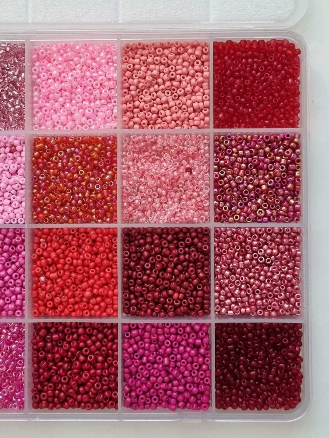 Ca 10.000 små pärlor, fröpärlor, glaspärlor (2 mm)