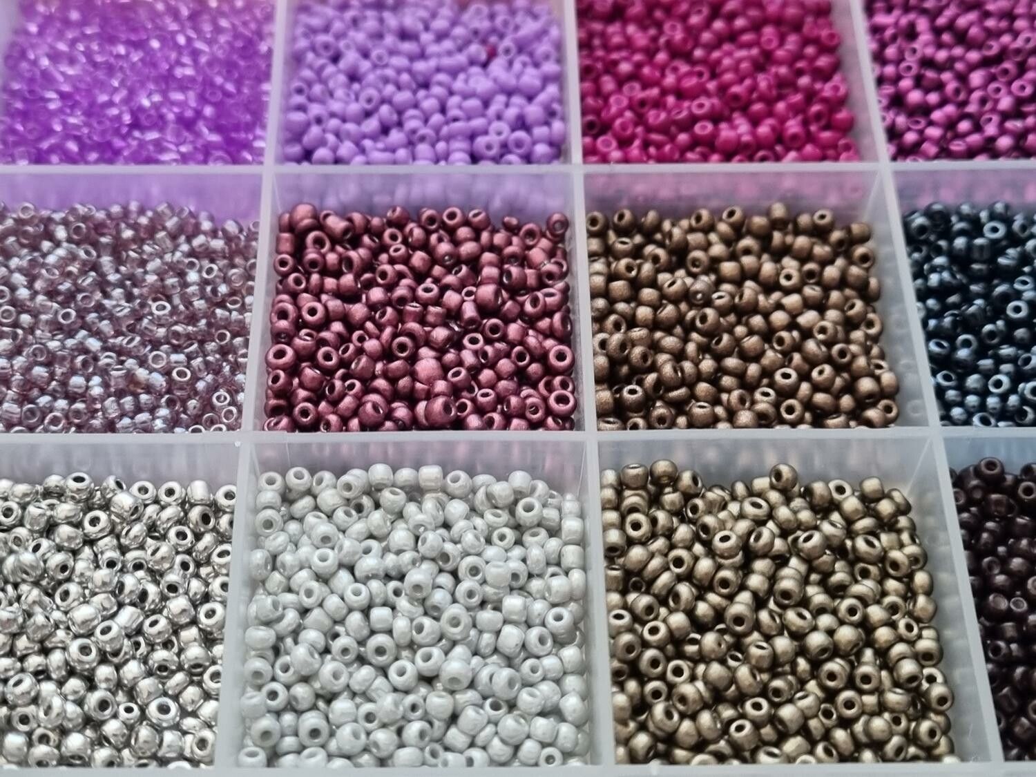 Ca 10.000 små pärlor, fröpärlor, glaspärlor (2 mm)