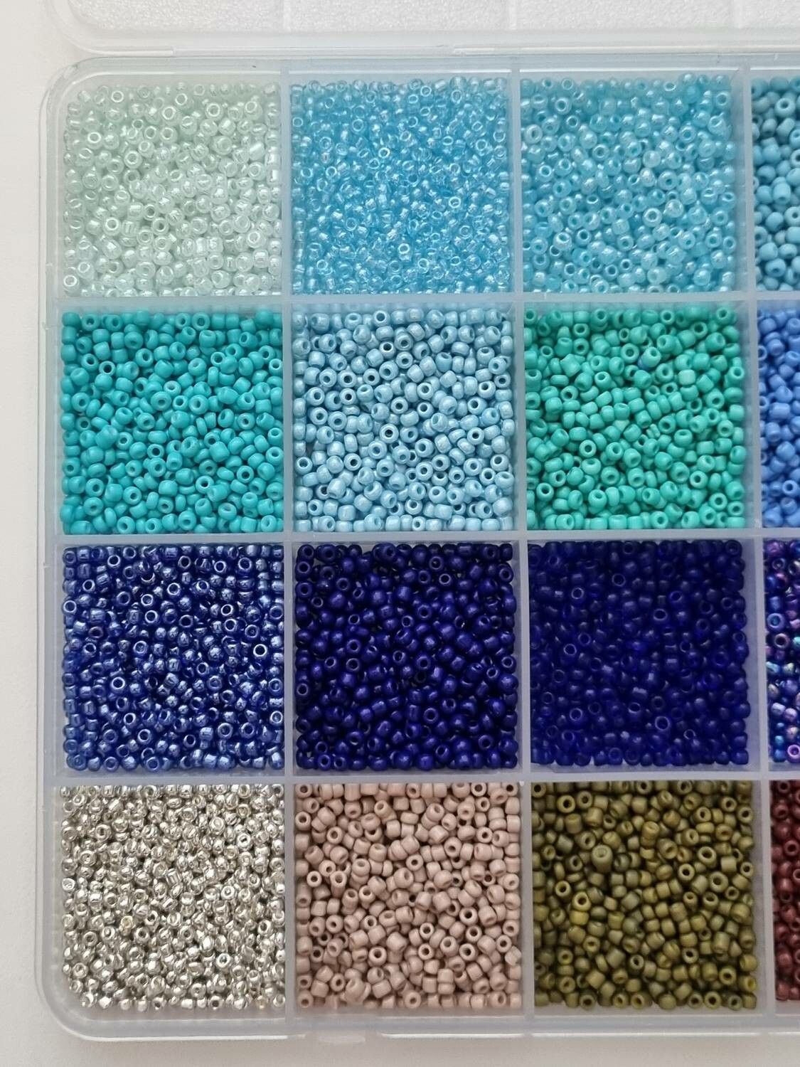 Ca 10.000 små pärlor, fröpärlor, glaspärlor (2 mm)