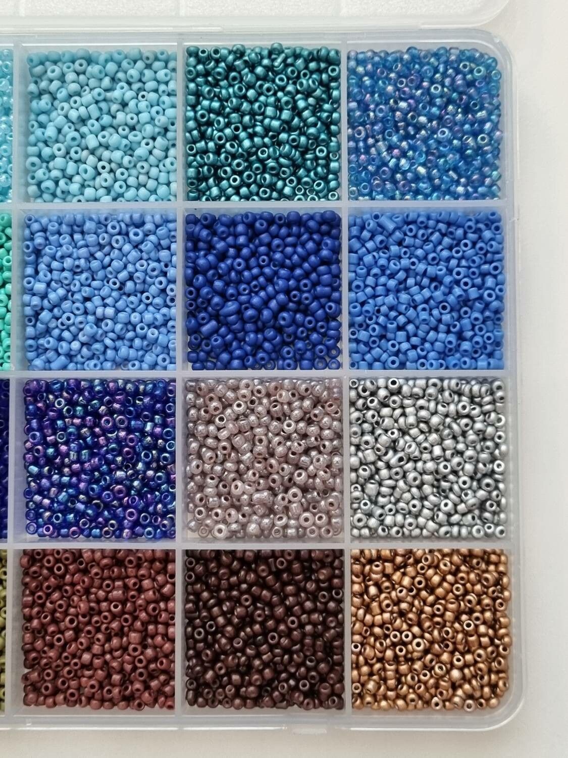 Ca 10.000 små pärlor, fröpärlor, glaspärlor (2 mm)