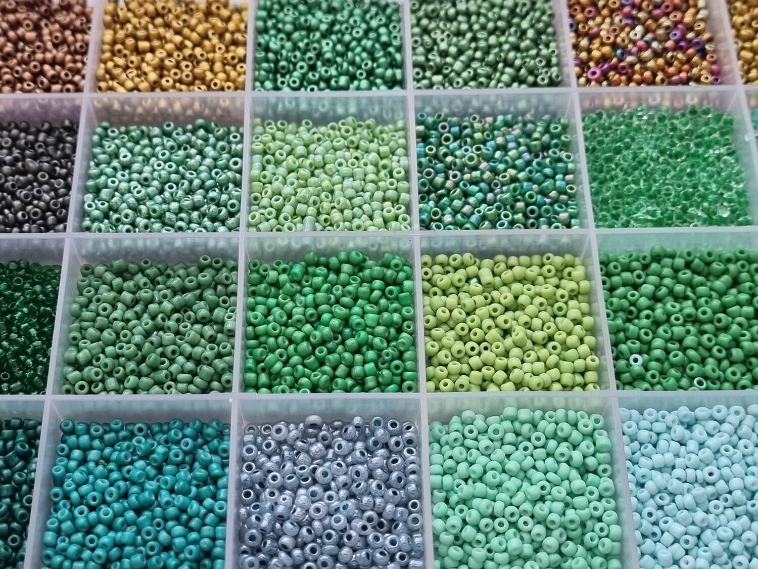 Ca 10.000 små pärlor, fröpärlor, glaspärlor (2 mm)