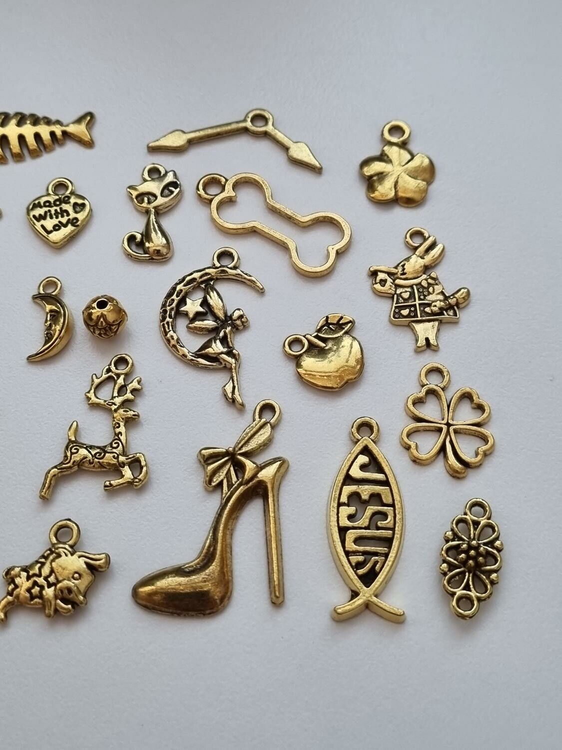 28 st guldfärgade Berlocker Charms Hängen för smyckestillverkning