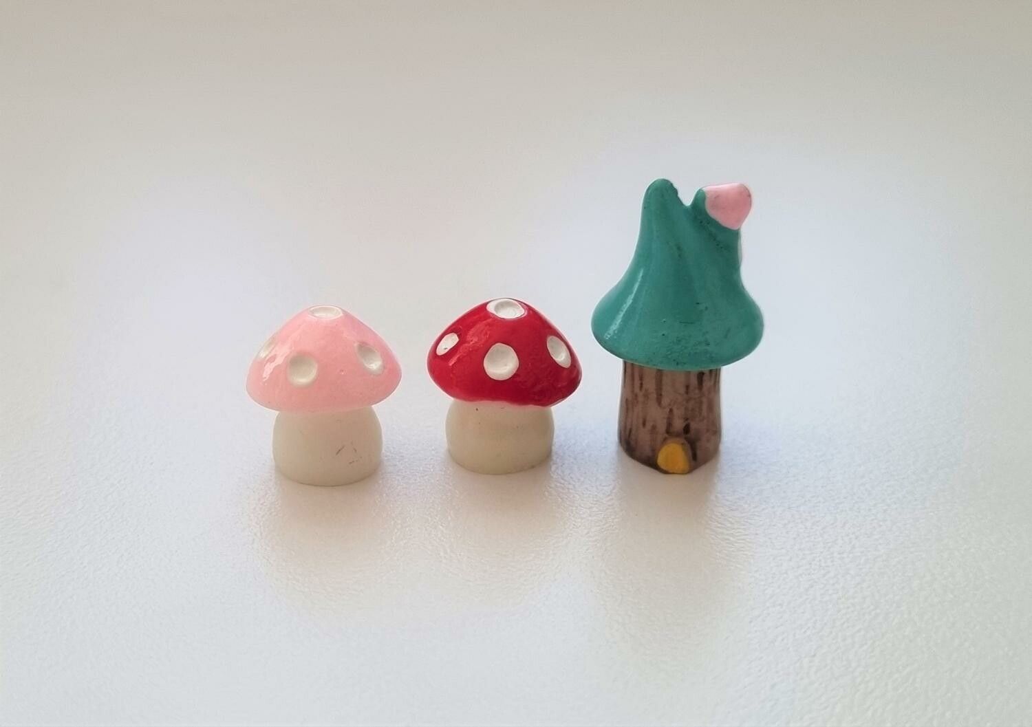 3 st miniatyrer / figuriner för dockskåpet, tittskåp mm (2 svampar + hus)