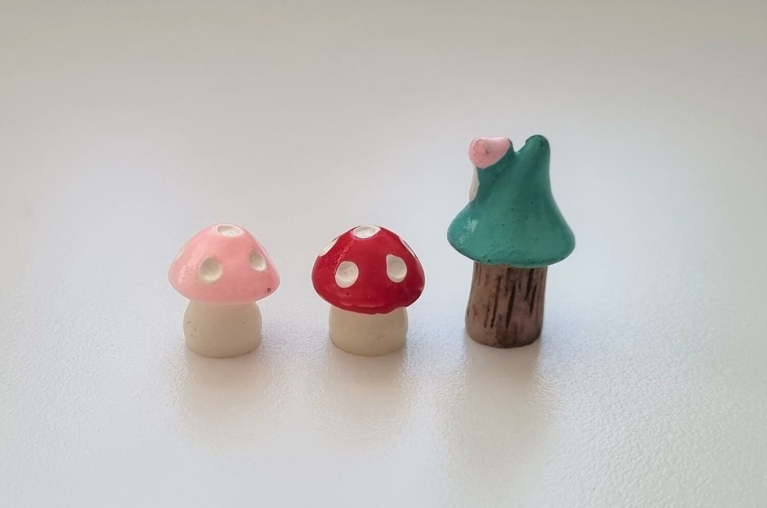 3 st miniatyrer / figuriner för dockskåpet, tittskåp mm (2 svampar + hus)