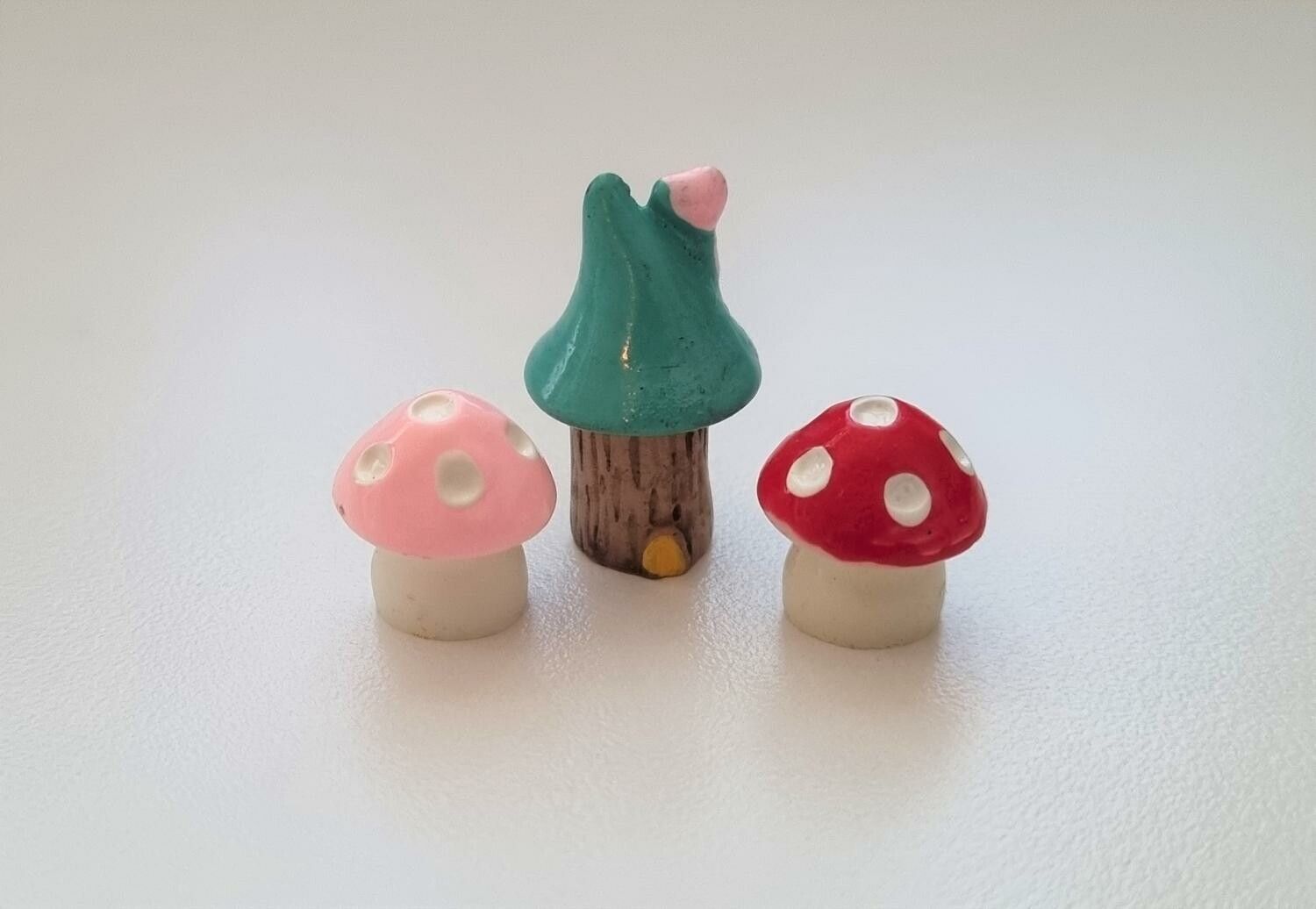 3 st miniatyrer / figuriner för dockskåpet, tittskåp mm (2 svampar + hus)