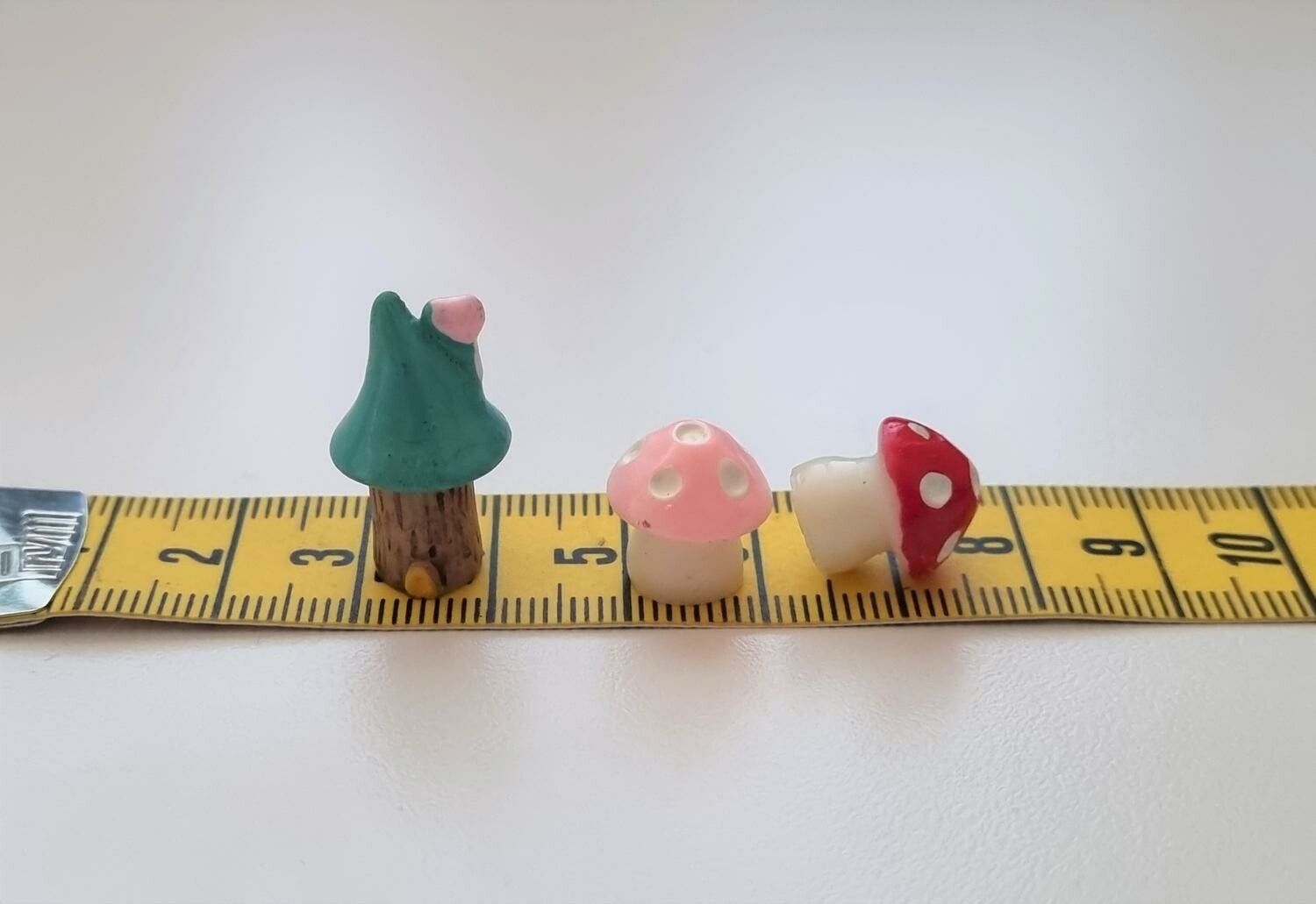 3 st miniatyrer / figuriner för dockskåpet, tittskåp mm (2 svampar + hus)