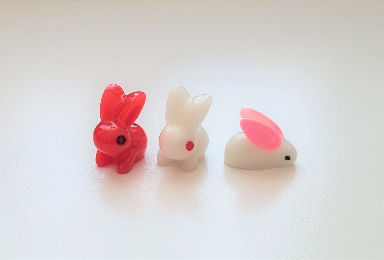 3 st små kaniner. Miniatyrer / figuriner för dockskåpet, tittskåp mm