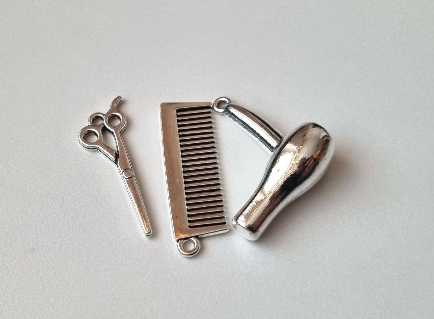 3 st berlocker / hänge / charm (hårfön, kam och sax)