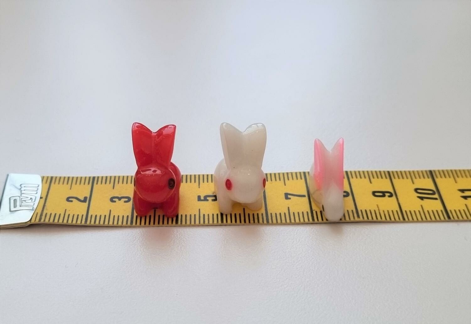 3 st små kaniner. Miniatyrer / figuriner för dockskåpet, tittskåp mm