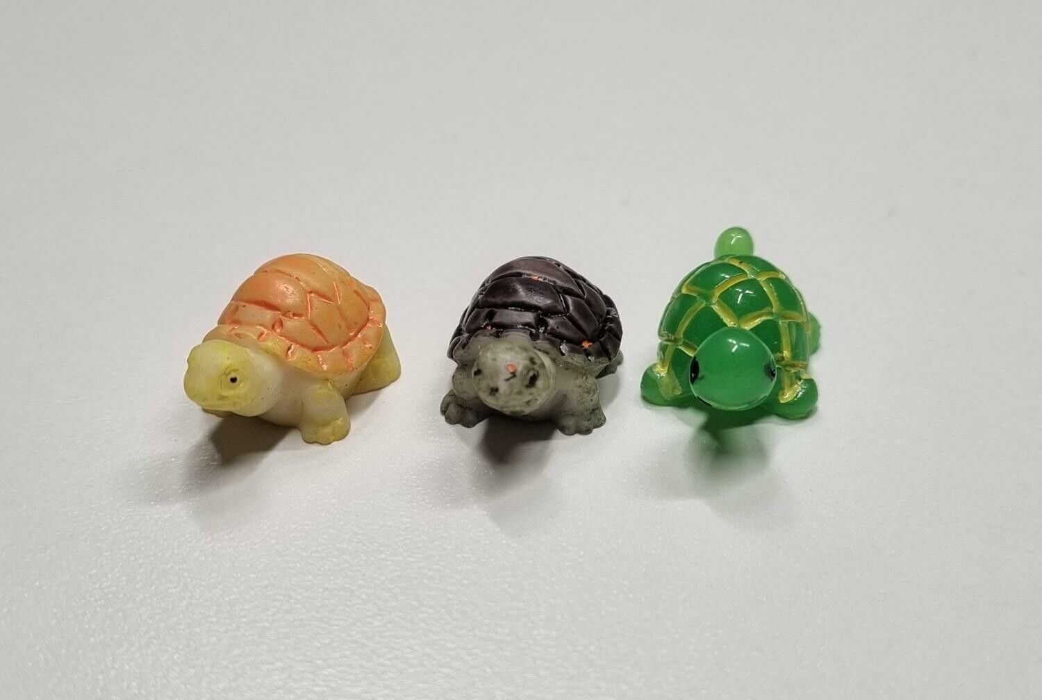 3 st sköldpaddor. Miniatyrer / figuriner för dockskåpet, tittskåp mm