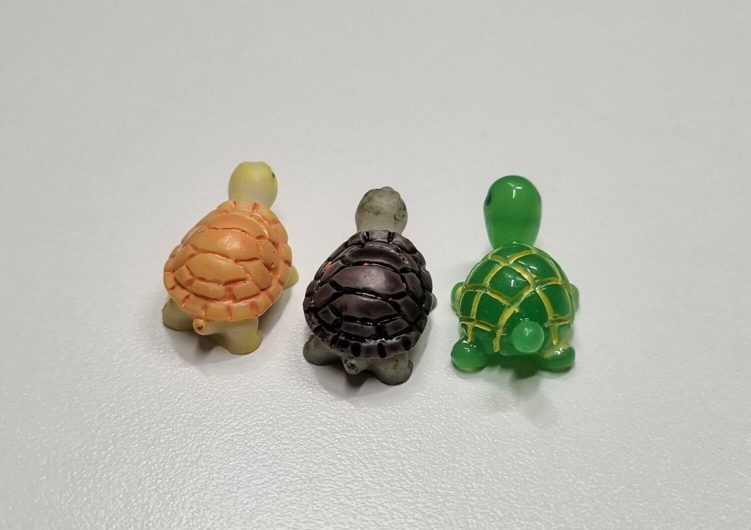3 st sköldpaddor. Miniatyrer / figuriner för dockskåpet, tittskåp mm