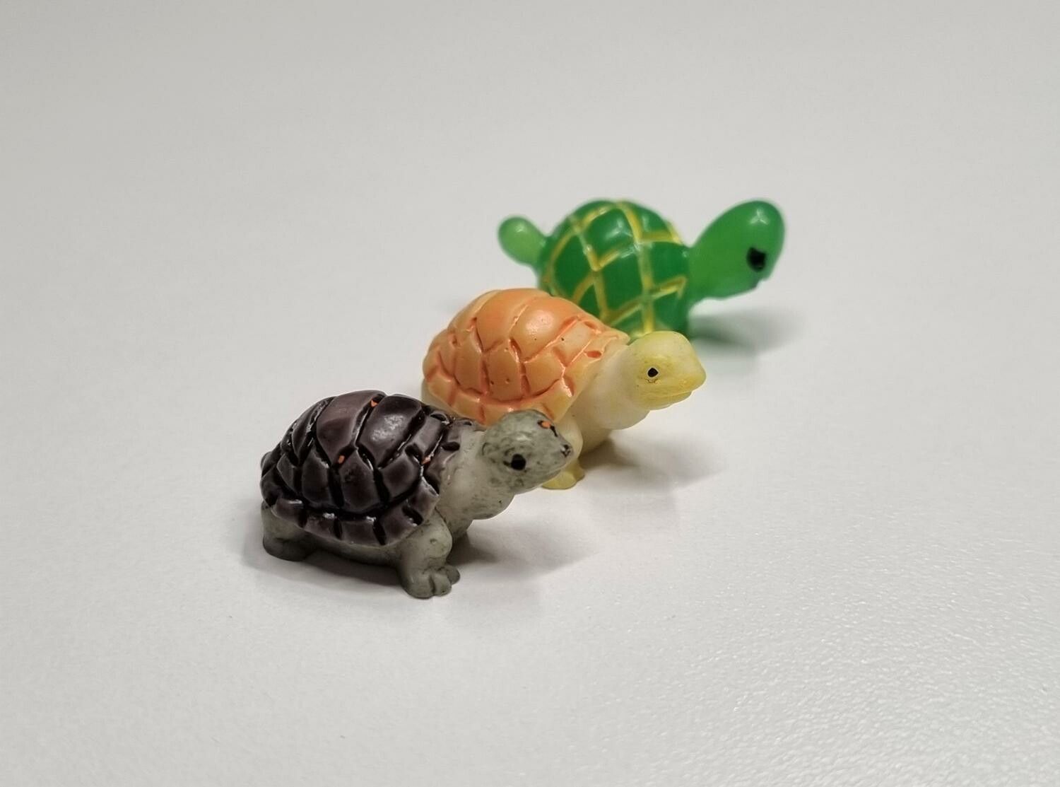 3 st sköldpaddor. Miniatyrer / figuriner för dockskåpet, tittskåp mm