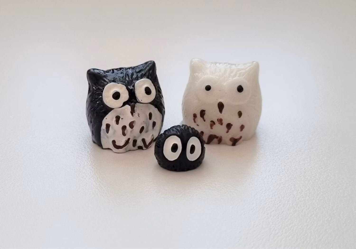 3 st små ugglor. Miniatyrer / figuriner för dockskåpet, tittskåp mm