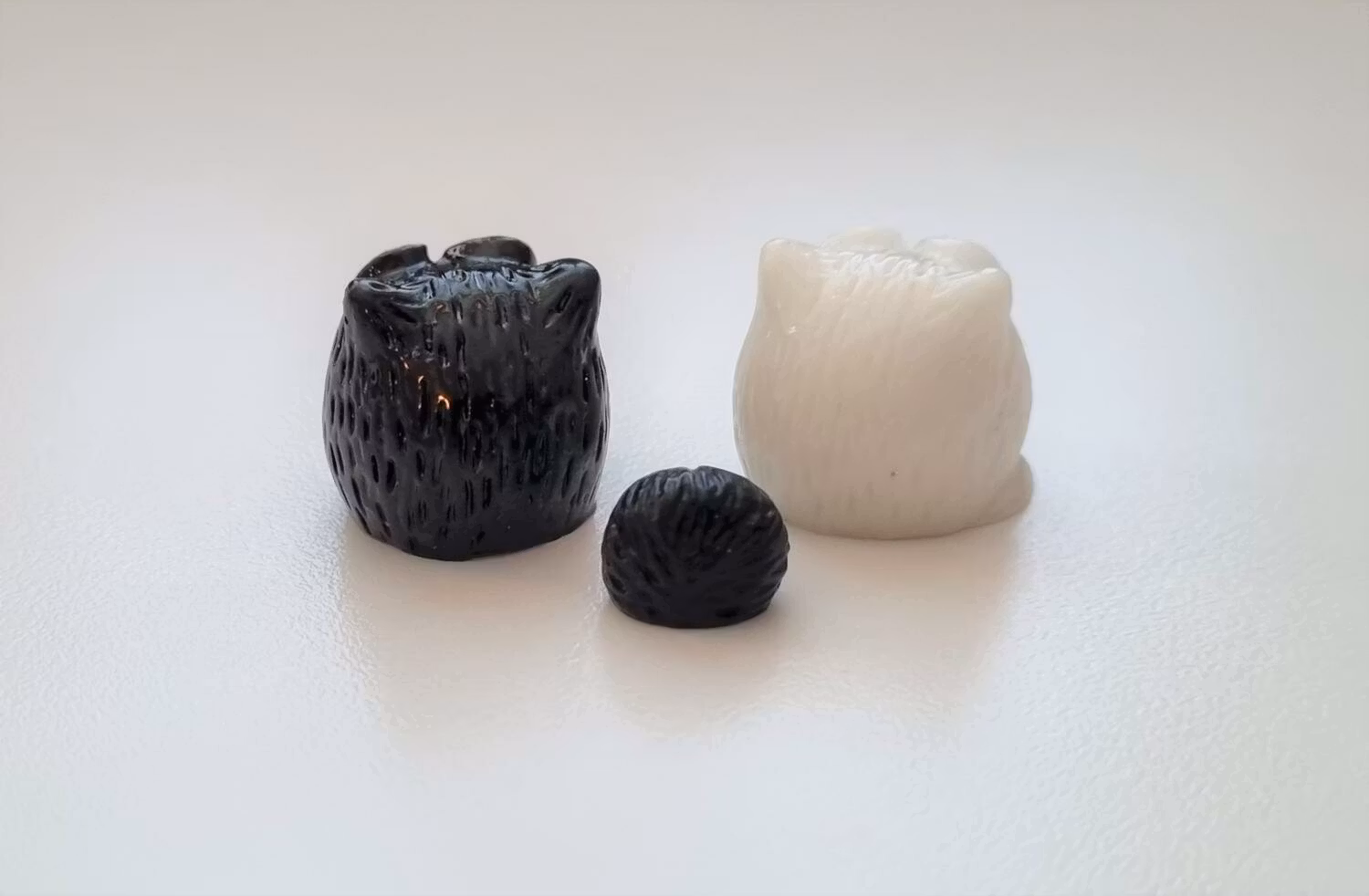 3 st små ugglor. Miniatyrer / figuriner för dockskåpet, tittskåp mm