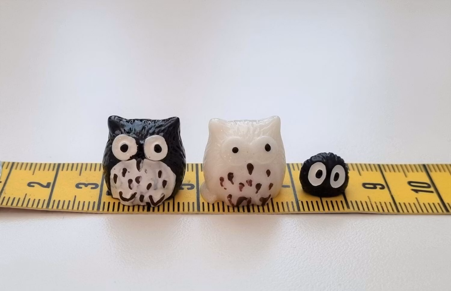 3 st små ugglor. Miniatyrer / figuriner för dockskåpet, tittskåp mm