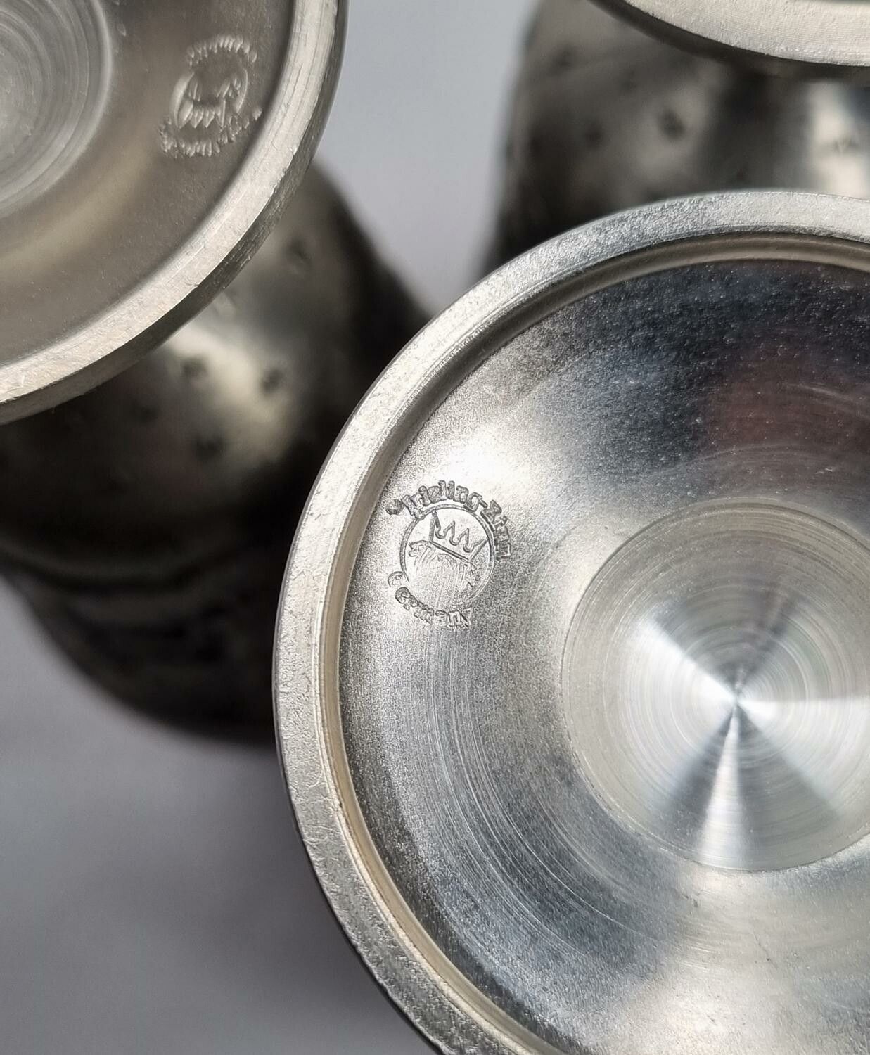 3 st detaljrika glas / dryckeskärl / bägare i tenn.