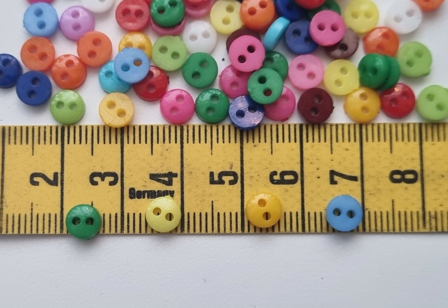 30 st knappar / dockknappar miniatyrer (6 mm)