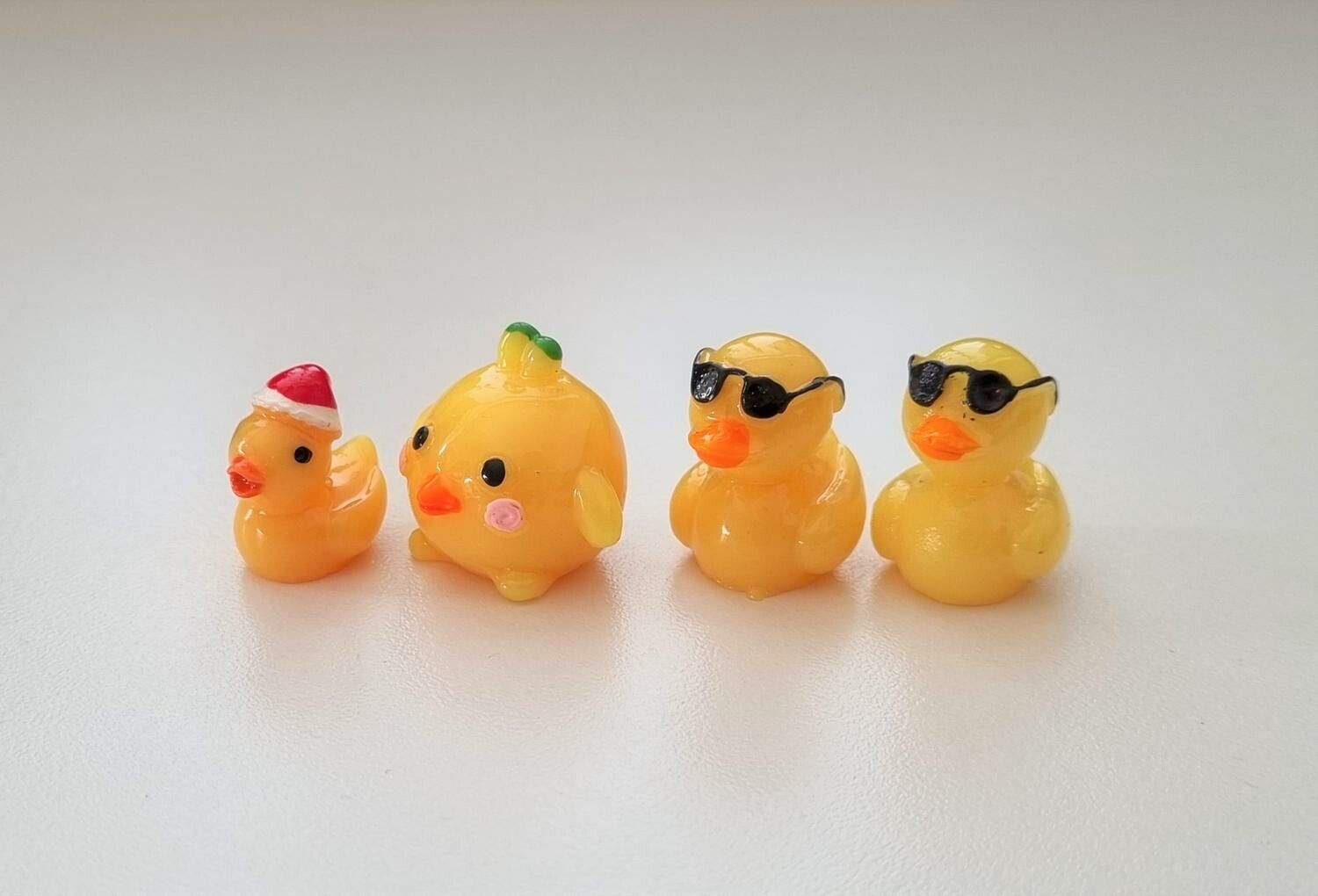 4 st söta ankor. Miniatyrer / figuriner för dockskåpet, tittskåp mm