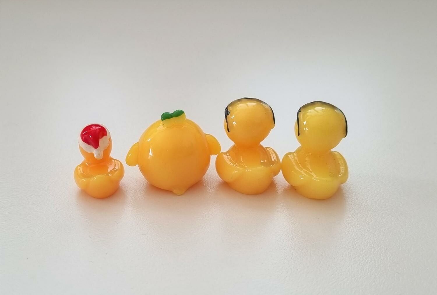4 st söta ankor. Miniatyrer / figuriner för dockskåpet, tittskåp mm