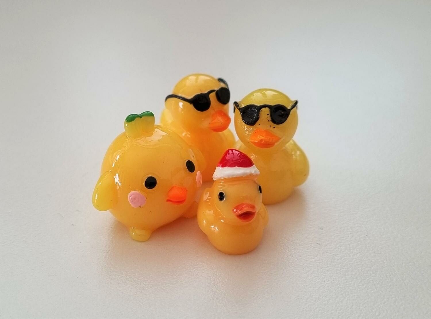 4 st söta ankor. Miniatyrer / figuriner för dockskåpet, tittskåp mm
