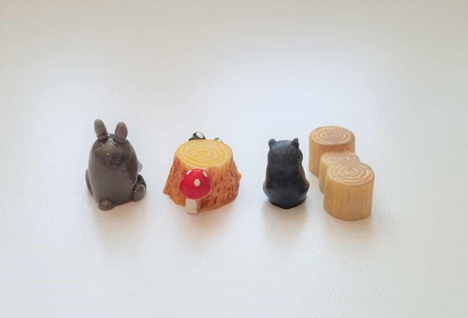 4 st söta miniatyrer / figuriner för dockskåpet, tittskåp mm