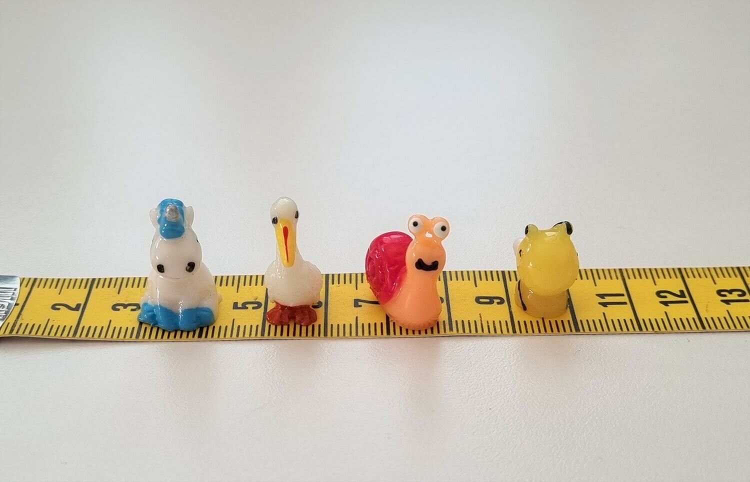 4 st söta miniatyrer / figuriner för dockskåpet, tittskåp mm