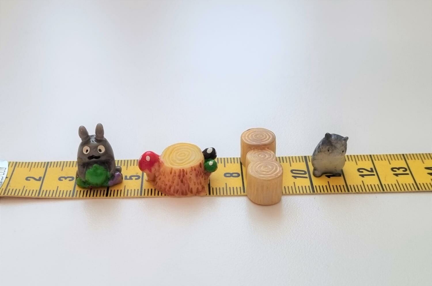 4 st söta miniatyrer / figuriner för dockskåpet, tittskåp mm
