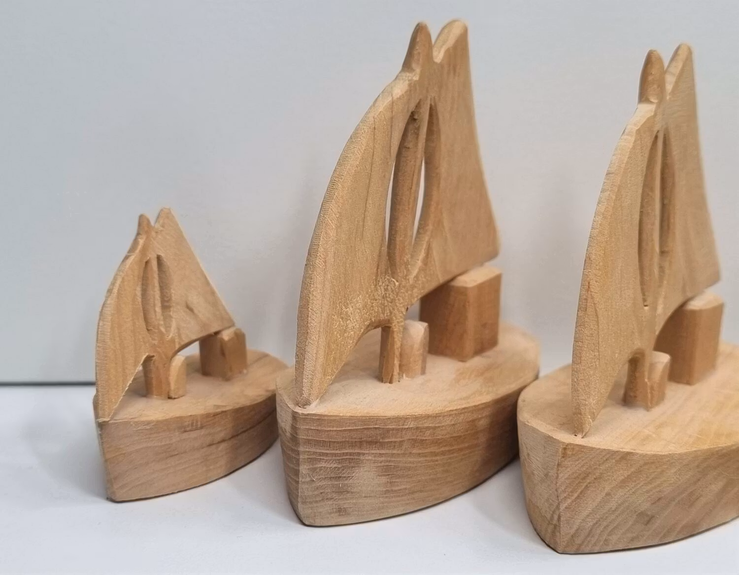 4 st simpla omålade träbåtar / segelskepp