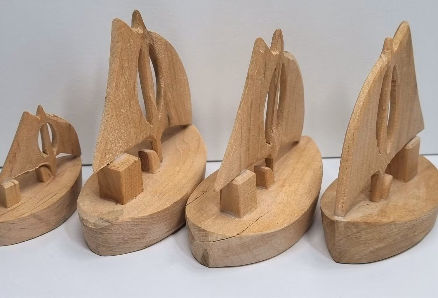 4 st simpla omålade träbåtar / segelskepp