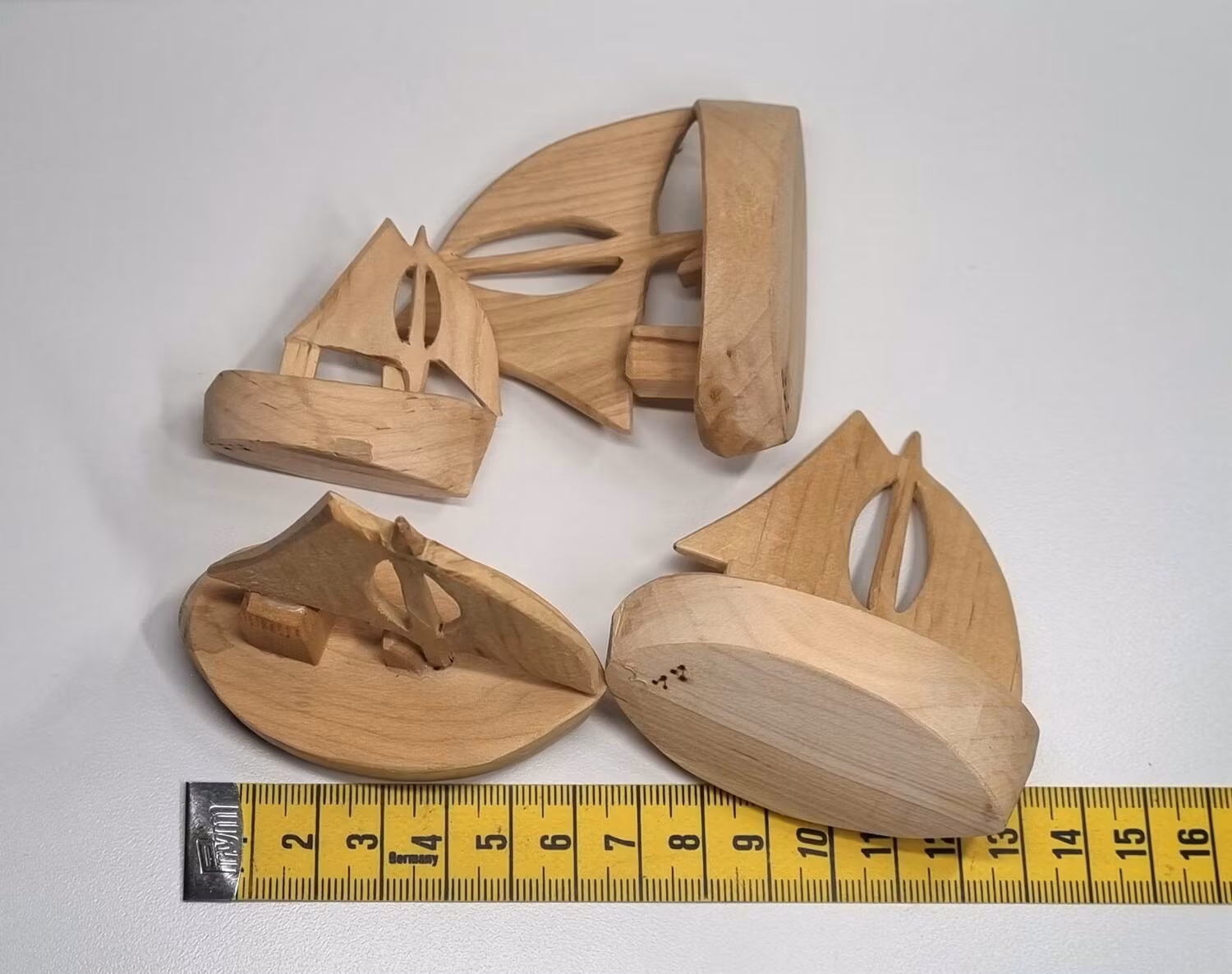 4 st simpla omålade träbåtar / segelskepp