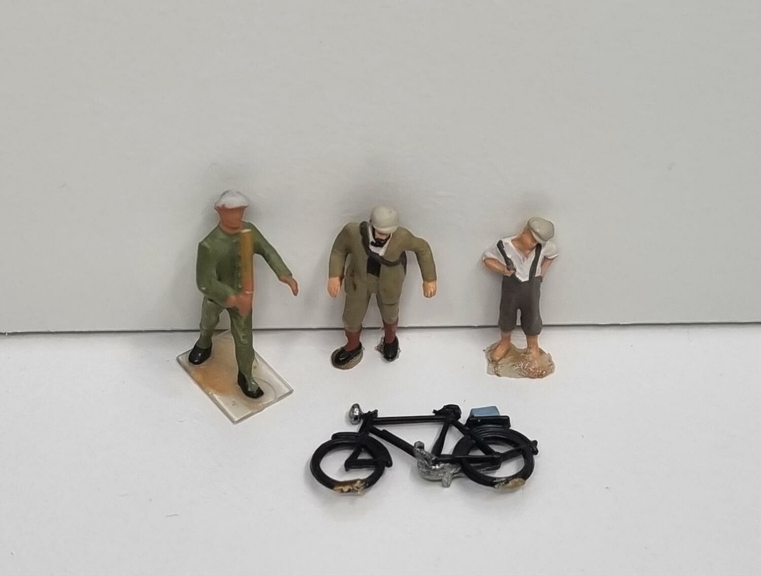 4 st miniatyrfigurer för dockskåp / tittskåp med mera
